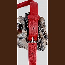 Ceinture pour Elle, en cuir rouge et boucle coloris argent vieilli.