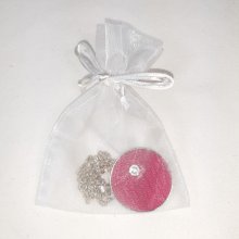 Leren en swaroski kristallen medaillon in fushia roze