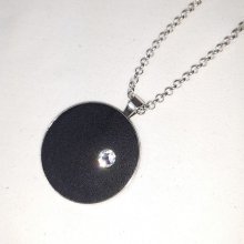 Messing en zwart lederen hanger met swarowski kristal