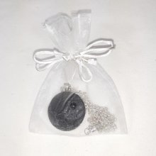 Messing en zwart lederen hanger, natuursteen cabochon onyx.