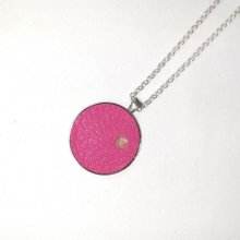 Messing en roze lederen hanger, natuursteen cabochon rozenkwarts.