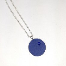 Messing en blauw lederen hanger met lapis lazuli cabochon.